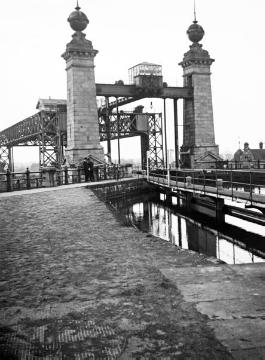 Schiffshebewerk Henrichenburg am Dortmund-Ems-Kanal, erbaut nach Plänen des Stettiner Schiffbauingenieurs Rudolph Haack, eingeweiht 1899 (Aufnahme um 1915?). Vergleichsaufnahme von 2013 siehe Bild 11_3107.