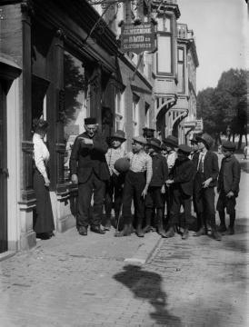 Schülerwanderfahrt mit Lehrer Richard Schirrmann (nicht im Bild) nach Holland, 1911: Jungengruppe vor dem Ladengeschäft eines Schlossers ("Slotenmaker") [vgl. 07_692, 07_693]