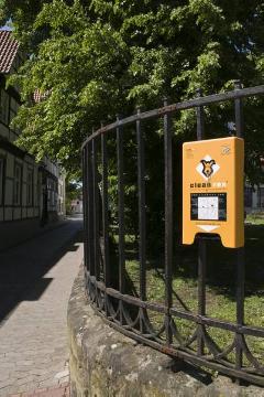 Gassibeutelautomat zur Beseitigung von Hundekot auf Straßen und Grünflächen (Ritterstraße)