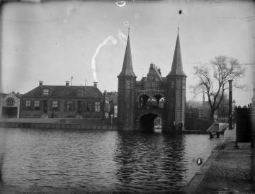 Richard Schirrmann, Reiseimpressionen: Wassertor in Sneek, Holland, erbaut 1613, Wahrzeichen der Stadt, später Stadt Súdwest-Fryslân (Original ohne Angaben, undatiert)