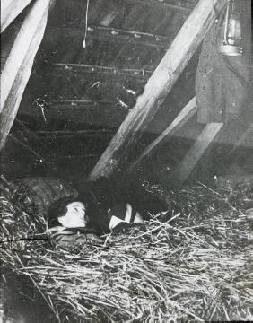 Schlafstätte der Hagener Wandervögel auf einem Heuboden, undatiert, um 1910?