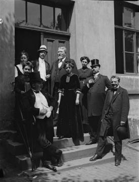 Richard Schirrmann (mit weissem Hut) mit Lehrerkollegium vor der Nette-Schule, undatiert, um 1905?