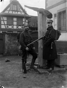 Erster Weltkrieg, Elsass: Richard Schirrmann (rechts) und Kamerad des Landsturm Inf. Batl. Siegen an einem Brunnen, undatiert, ohne Ort 