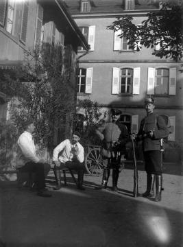 Erster Weltkrieg, Westfront: Richard Schirrmann (rechts), Soldat des Landsturm Inf. Batl. Siegen, mit Kameraden und Kommandant, ohne Ort, undatiert