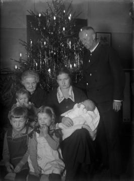 Richard Schirrmann, Familie: Weihnachten mit Gattin Elisabeth und  dem neugeborenen Baby Wolfram (geb. 1934) sowie den Kindern Sunhild (geb. 1930), Hans-Jochen (geb. 1929) und Irmgard (geb. 1933),  wahrscheinlich in der Wohnung auf Burg Altena, undatiert