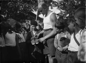 Kinderdorf Staumühle: Jungengruppe mit Betreuer (vermutlich Lagerleiter Hans Kürpick) bei Wandervorbereitungen - Erholungslager für Schüler aus dem Ruhrgebiet, gegründet und betrieben von Richard Schirrmann 1925-1932, undatiert