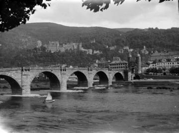 Richard Schirrmann, Wanderfahrten: Heidelberger Altstadt mit alter Neckarbrücke, Karlstor und Schloss, undatiert