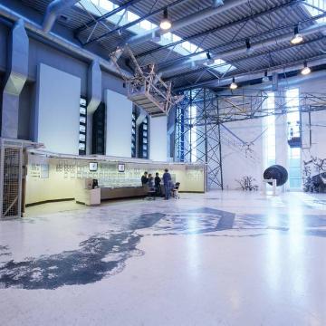 Die "Energiehalle" in der Deutschen Arbeitsschutzausstellung der Bundesanstalt für Arbeitsschutz und Arbeitsmedizin, eröffnet 1993 - Museum und Veranstaltungsort zum Thema Arbeitswelten, Friedrich-Henkel-Weg