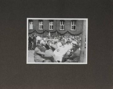 Tischgesellschaft auf einer festlichen Veranstaltung, Einweihung einer Jugendherberge (?) - in: Fotoalbum "Reichsverband für Deutsche Jugendherbergen - Bilder aus dem Jugendherbergswerk", ohne Angaben, undatiert, geschätzt 1930er Jahre