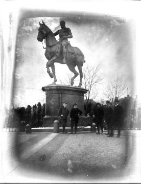 Richard Schirrmann (nicht im Bild), Wanderfahrten: Herrenrunde vor einem Reiterdenkmal, um 1910? (Original ohne Angaben, undatiert)