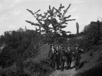 Richard Schirrmann (Mitte) auf einer Wanderung mit Jugendlichen bei Schloss Hohenlimburg in Hagen, undatiert, um 1910/1912 (vgl. 07_634)