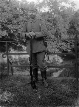 Erster Weltkrieg, Grußbild von der Westfront: Soldat des Landsturm Inf. Batl. Siegen, undatiert, ohne Ort