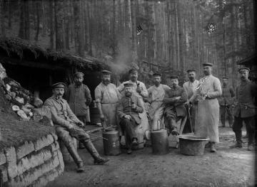 Erster Weltkrieg, Vogesen: Abteilung des Landsturm Inf. Batl. Siegen vor einem Unterstand ihres Waldlagers, ohne Ort, undatiert