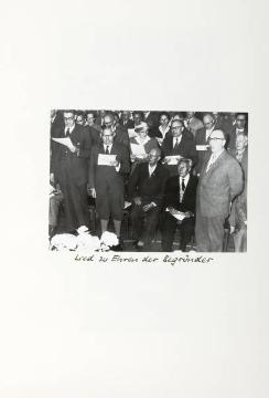Fotoalbum "50 Jahre Deutsches Jugendherbergswerk 1909-1959": Lied zu Ehren der DJH-Gründer Richard Schirrmann (Mitte) und Wilhelm Münker (nicht im Bild) auf der Hauptversammlung des Verbandes