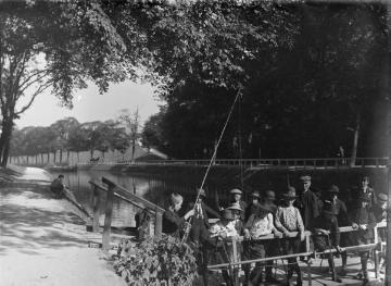 Schülerwanderfahrt mit Lehrer Richard Schirrmann: Jungengruppe auf einer Brücke, undatiert, um 1910? [Ausschnittsvergrößerung siehe 07_682]