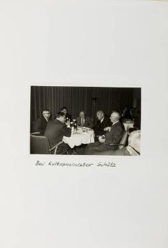 Fotoalbum "50 Jahre Deutsches Jugendherbergswerk 1909-1959": Die DJH-Gründer Richard Schirrmann (rechts) und Wilhelm Münker (hinten Mitte) bei Kultusminister Schütz