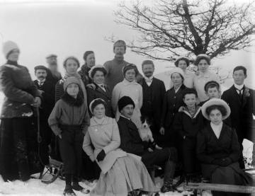 Ausflugsgesellschaft mit Richard Schirrmann (hinten Mitte) auf einer Schlittentour im Sauerland - undatiert, um 1912?