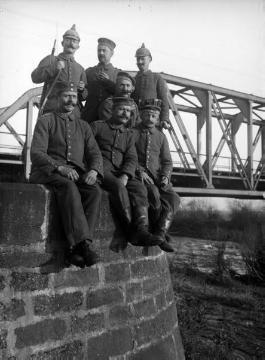 Erster Weltkrieg, Elsass: Abteilung des Landsturm Inf. Batl. Siegen an einer Flussbrücke, ohne Ort, undatiert - möglich: Breusch-Brücke in Molsheim, um 1916