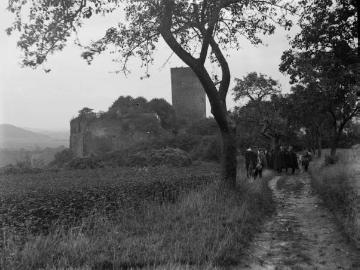 Wandergruppe unterwegs zu einer Burg oder Burgruine (Original ohne Angaben, undatiert)