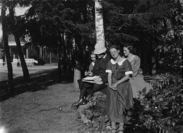 Damengruppe mit Herrn in einem Park (ß) mit Pavillon, ohne Ort, undatiert, um 1920?