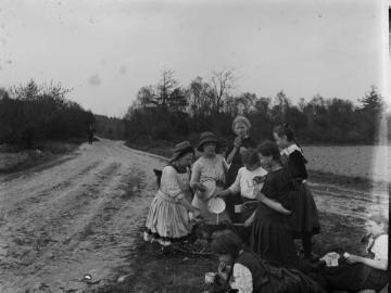 Schülerwanderfahrt mit Lehrer Richard Schirrmann: Mädchengruppe bei der Essenspause an einer Weggabelung, undatiert, um 1910?