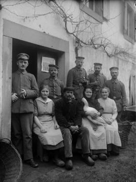 Begegnungen, Westfront 1914-1918: Soldaten des Landsturm Inf. Batl. Siegen mit ortsansässiger Familie, undatiert, ohne Ort, vermutlich Elsass