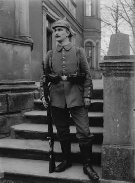 Erster Weltkrieg, Grußbild von der Westfront: Soldat des Landsturm Inf. Batl. Siegen, Truppenkamerad Richard Schirrmanns, undatiert, ohne Ort