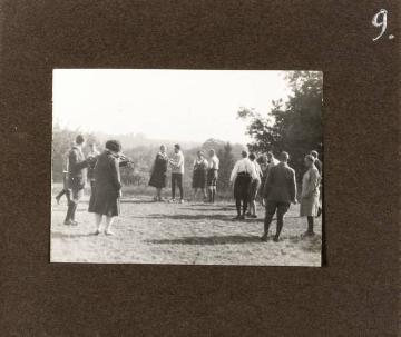 Fotoalbum Richard Schirrmann: "Wanderführerlehrgang", Volkstanztraining der Teilnehmer, ohne Ort, undatiert, um 1925 (?)