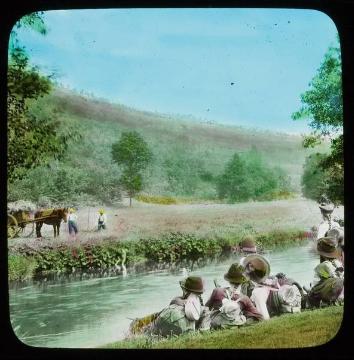 Auf Fahrt mit Lehrer Richard Schirrmann: Schülerinnengruppe bei der Wanderrast an einem Fluss, um 1910? Original ohne Angaben, undatiert (colorierte Ausschnittsvergrößerung von 07_735, vgl. 07_776)