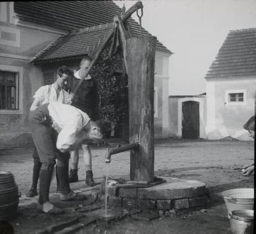 Morgentoilette an der Wasserpumpe vor einer Jugendherberge