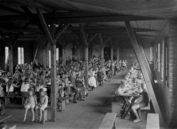 Kinderdorf Staumühle: Essenszeit in der Speisebaracke – Erholungslager für Schüler aus dem Ruhrgebiet, gegründet und betrieben von Richard Schirrmann 1925-1932, undatiert