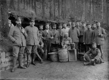 Erster Weltkrieg, Vogesen: Abteilung des Landsturm Inf. Batl. Siegen vor einem Unterstand ihres Waldlagers, ohne Ort, undatiert