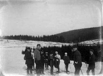 Männergruppe auf Skiwanderung, Sauerland (?), im Vordergrund links: Richard Schirrmann, undatiert