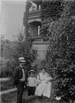 Familie im Garten eines Hauses, ohne Ort, undatiert, um 1912?