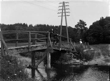 Richard Schirrmann, Wanderungen: Auf einer Bachbrücke, um 1912? (Original ohne Angaben, undatiert)