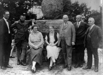 Personengruppe am Hindenburg-Stein in der Senne nahe dem Erholungslager "Kinderdorf Staumühle", undatiert