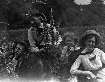 Richard Schirrmann (Mitte) mit Freunden bei der Wanderrast, undatiert, um 1910?