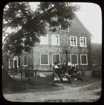 Auf Fahrt mit Lehrer Richard Schirrmann: Mädchenwandergruppe vor einem schieferverkleidetem Bauernhaus, um 1920? (Original ohne Angaben, undatiert)