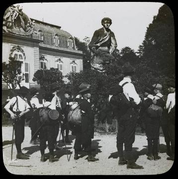 Auf Fahrt mit Lehrer Richard Schirrmann (Mitte): Schülerwandergruppe bei der Besichtigung von Schloss Benrath während einer 10-tägigen Wanderreise von Altena nach Holland 1911 (Ausschnittsvergrößerung von 07_530)