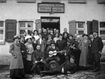 Wandergesellschaft vor Gastwirtschaft Breuker, rechts außen: Richard Schirrmann, Gründer des Deutschen Jugendherbergswerks, undatiert, um 1910?
