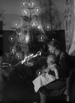 Richard Schirrmann, Familie: Seine zweite Frau Elisabeth Schirrmann (seit 1929) mit Baby unter dem Weihnachtsbaum, undatiert