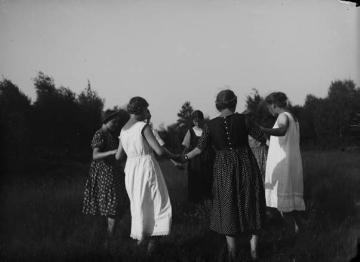 Junge Frauen beim Reigentanz, undatiert, um 1925? [identisch 07_656]