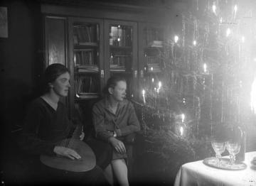 Richard Schirrmann, Familie: Gertraud Schirrmann (rechts, geboren 1904), Tochter aus seiner ersten Ehe mit Gertrud Willutzki (1903-1929) an Weihnachten, ohne Ort, undatiert, um 1925?