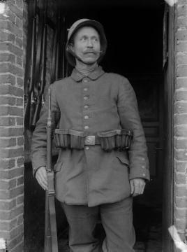 Erster Weltkrieg, Westfront: Soldat des Landsturm Inf. Batl. Siegen, Truppenkamerad Richard Schirrmanns, undatiert, ohne Ort