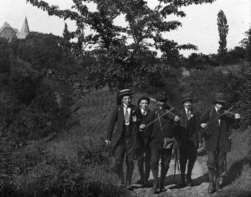 Richard Schirrmann (Mitte) auf einer Wanderung mit Jugendlichen bei Schloss Hohenlimburg in Hagen, undatiert, um 1910/1912  (Ausschnittsvergrößerung von 07_1124)