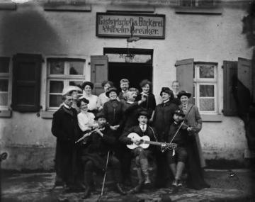 Richard Schirrmann (mit Querflöte) mit Wanderfreunden vor dem Gasthof Breuker, um 1910? (Original ohne Angaben, undatiert)