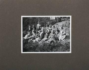 Mädchenwandergruppe bei der Rast - in: Fotoalbum "Reichsverband Deutsche Jugenherbergen - Bilder aus dem Jugenherbergswerk", ohne Angaben, undatiert