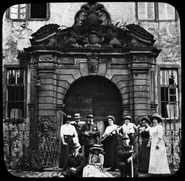 Ausflugsgesellschaft vor dem Portal von Burg Schnellenberg, undatiert, um 1910? (Ausschnittsvergrößerung von 07_469)