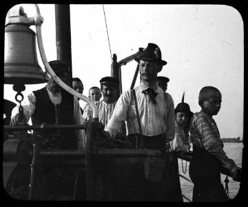 Lehrer Richard Schirrmann (rechts) mit einer Jungengruppe unterwegs auf einem Frachtkahn von Düsseldorf nach Rotterdam, wahrscheinlich während einer zehntägigen Wanderreise von Altena nach Holland 1911 (Ausschnittsvergrößerung von 07_859)