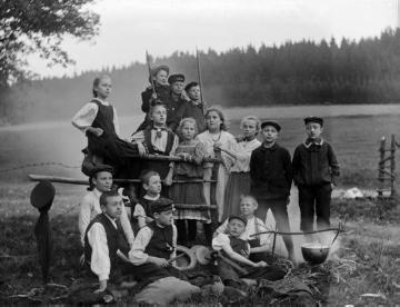 Auf Wanderfahrt: Jugendgruppe bei der Rast auf der Wiese, "Abkochen in der Natur", Zubereitung einer Mahlzeit im Hordentopf, undatiert, um 1908?